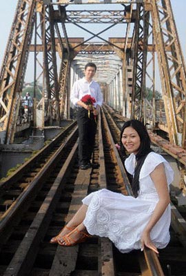 Photo of wedding couple in Hanoi, North Vietnam by Ron Veto