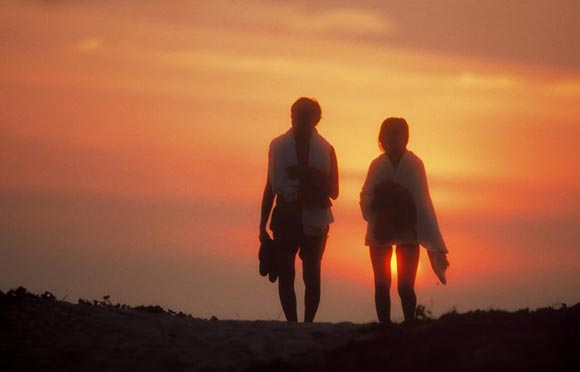 Silhouette photo of couple at beach in Cairns, Australia by Ron Veto /></div>
<p style=