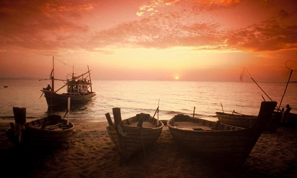 Partial silhouette photo of boats in Koh Samui, Thailand by Ron Veto /></div>

<p style=