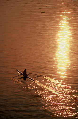 Silhouette photo of rower sculling on Potomac River in Virginia by Ron Veto /></div>
<p style=